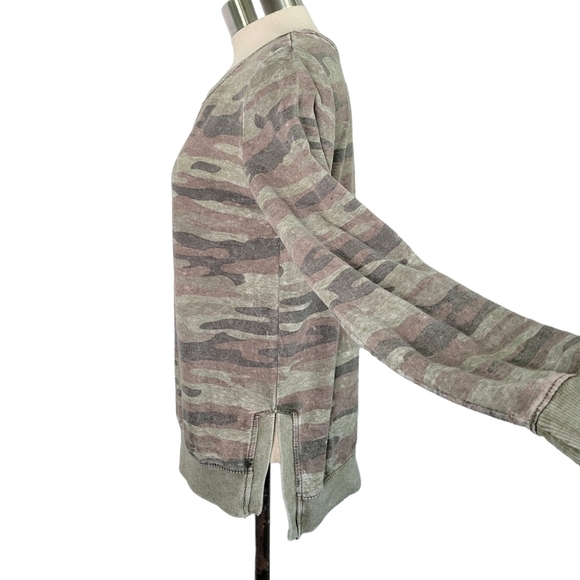 Wallflower Women's Camo Print Lightweight Pullover Sweatshirt Top Size XS - Picture 2 of 8